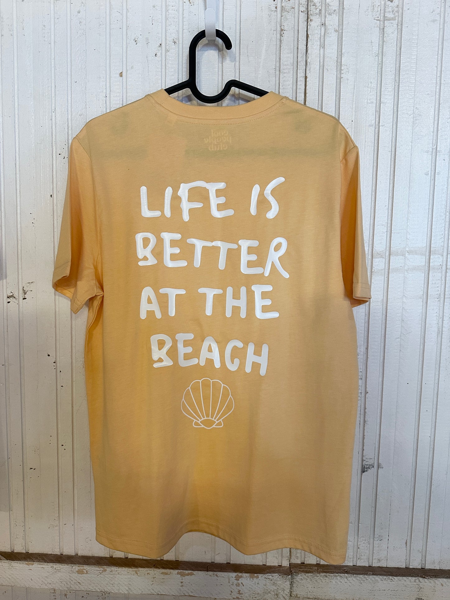 Unisex T-Shirt in Gelb mit Backprint „Life is better at the beach“