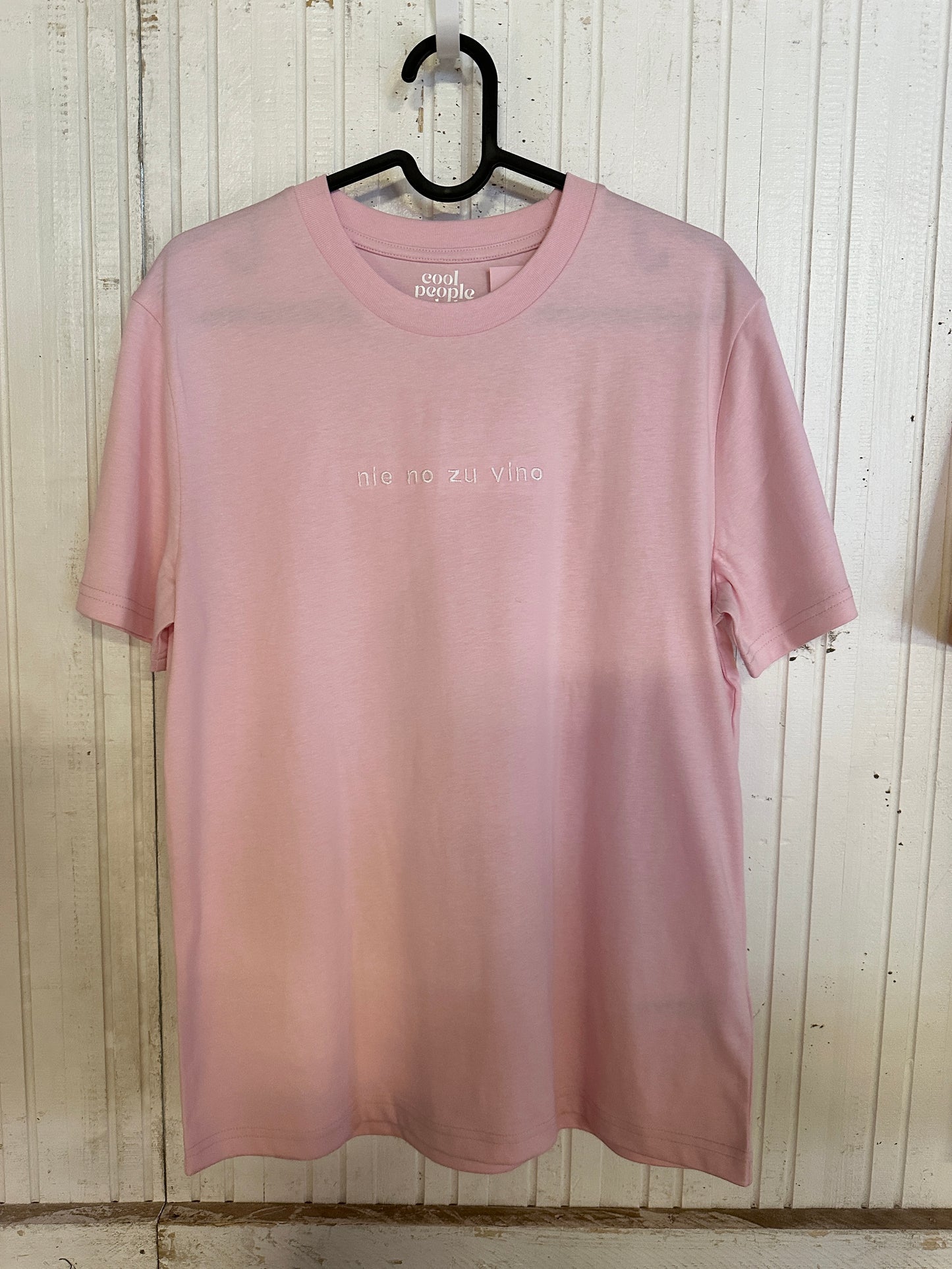 Unisex T-Shirt in Rosa mit Stick „Nie no zu vino“