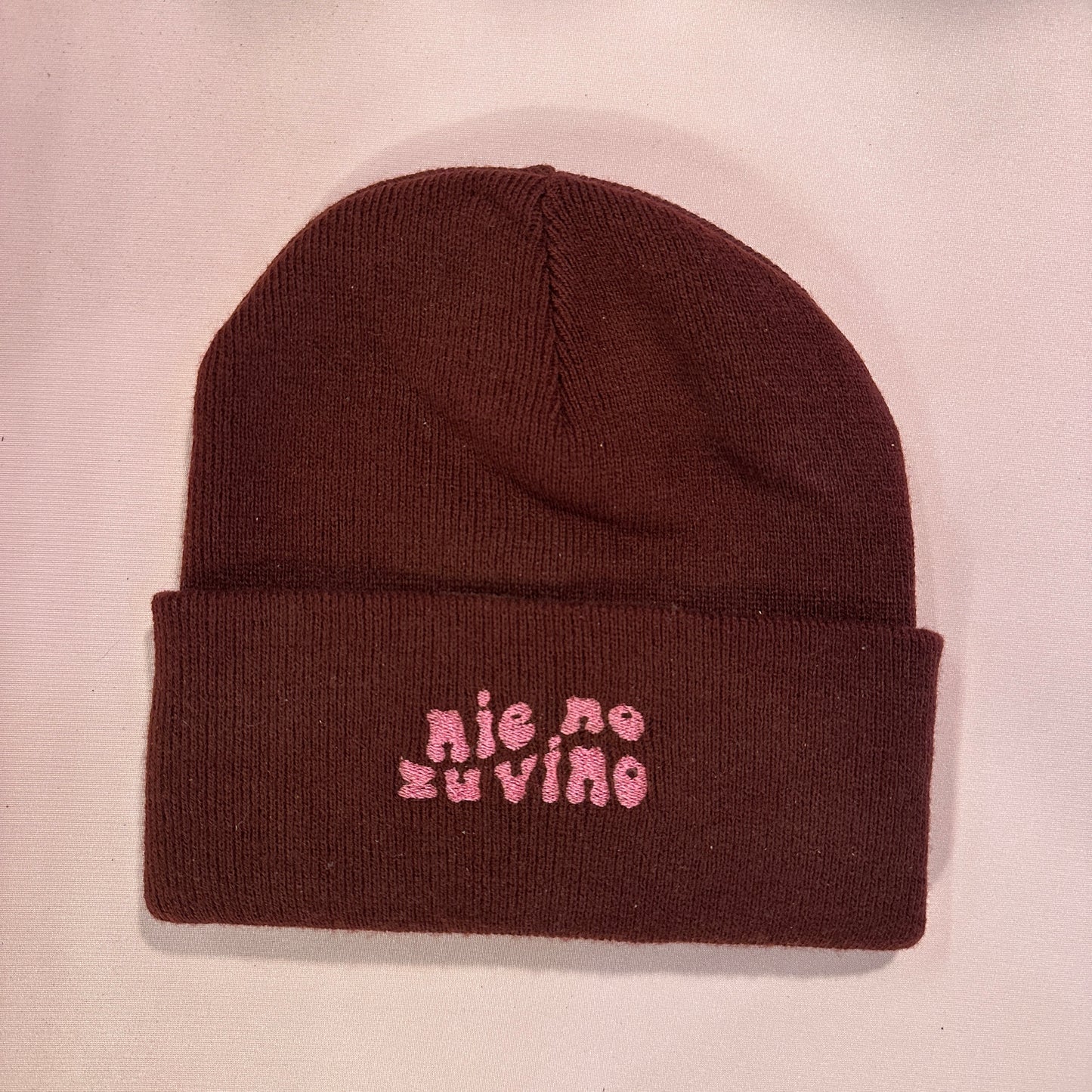Beanie Mütze in Weinrot mit Stick „Nie no zu vino.“