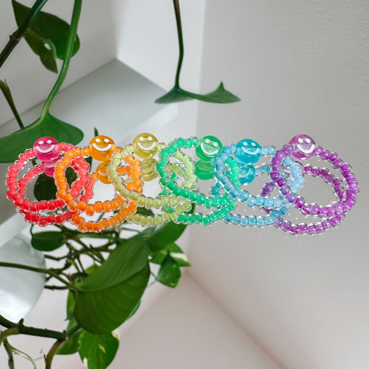 Perlenring aus Glasperlen mit Smiley in Neon-Orange