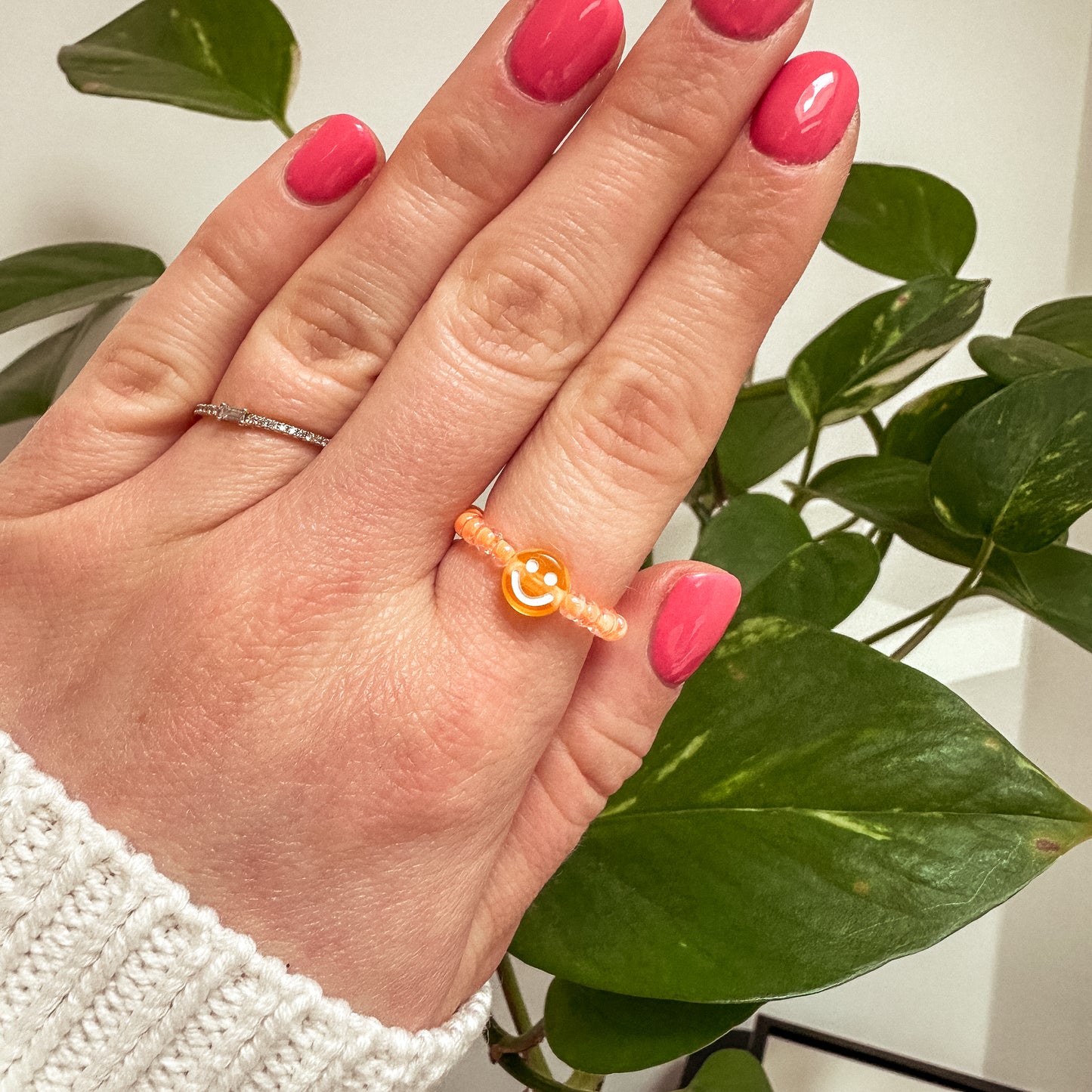 Perlenring aus Glasperlen mit Smiley in Neon-Orange
