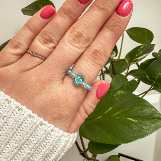 Perlenring "Miley" aus Glasperlen mit Smiley in Neon-Blau
