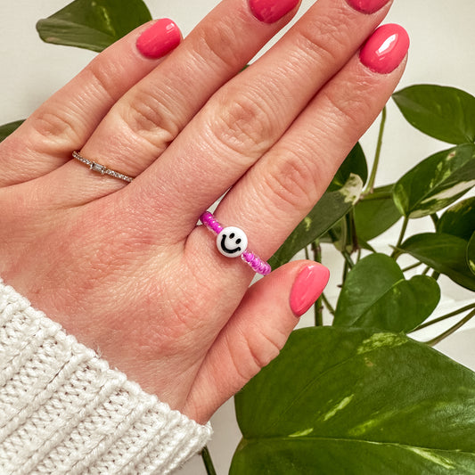 Perlenring "Miley" aus Glasperlen in Neon-Lila mit Smiley in Weiß