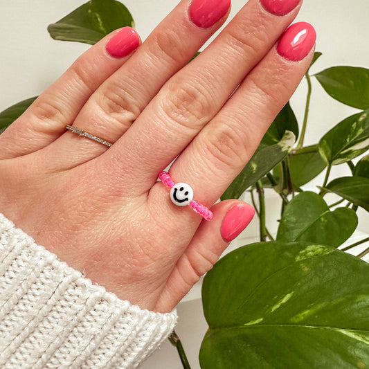 Perlenring "Miley" aus Glasperlen in Neon-Pink mit Smiley in Weiß