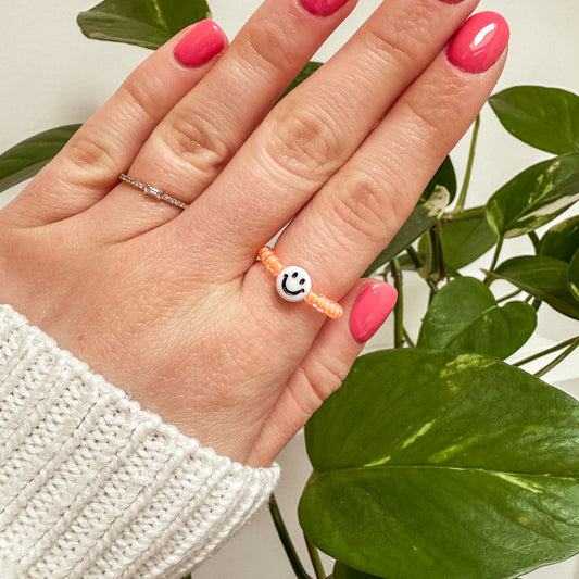 Perlenring "Miley" aus Glasperlen in Neon-Orange mit Smiley in Weiß