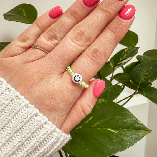 Perlenring "Miley" aus Glasperlen in Neon-Gelb mit Smiley in Weiß
