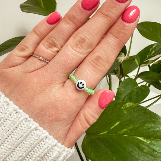 Perlenring "Miley" aus Glasperlen in Neon-Grün mit Smiley in Weiß
