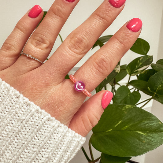 Perlenring aus Glasperlen in Apricot mit Smiley in Lila