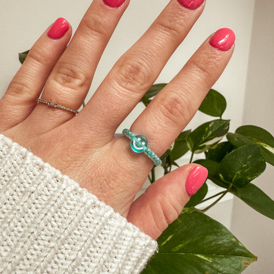 Perlenring aus Glasperlen in Aqua mit Smiley in Blau