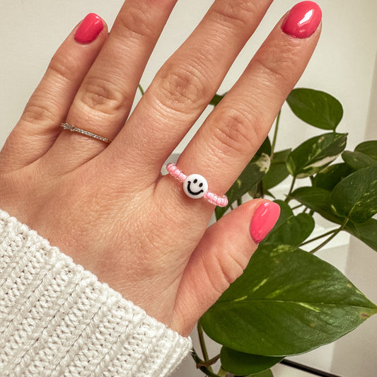 Perlenring aus Glasperlen in Pfirsich mit Smiley in Weiß