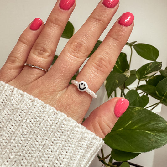 Perlenring aus weißen Glasperlen mit Smiley in Weiß