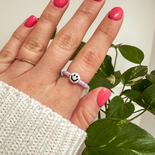 Perlenring aus Glasperlen in Flieder mit Smiley in Weiß