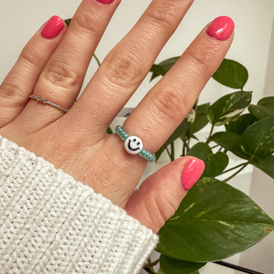 Perlenring aus Glasperlen in Aqua mit Smiley in Weiß