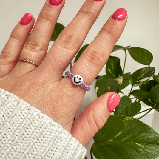 Perlenring aus Glasperlen in Lavendel mit Smiley in Weiß