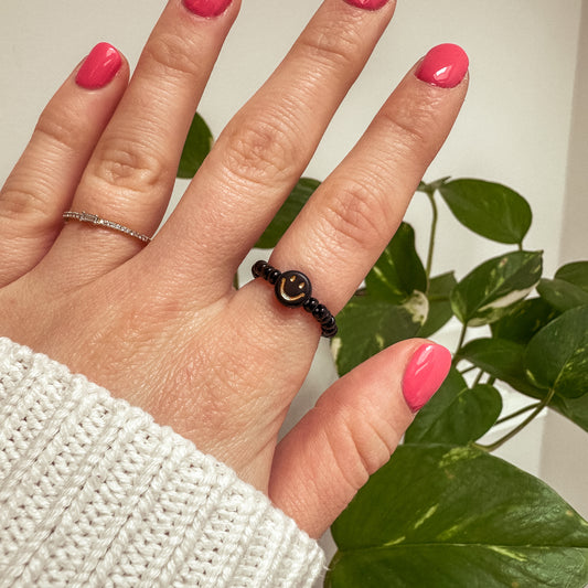 Perlenring aus schwarzen Perlen mit Smiley in Schwarz-Gold