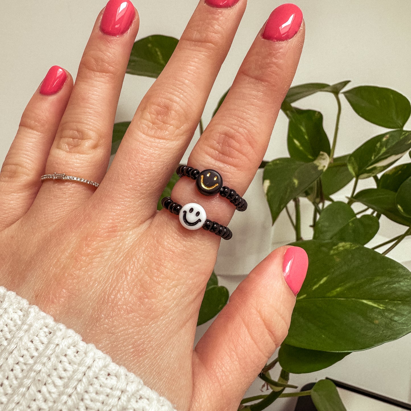 Perlenring aus schwarzen Perlen mit Smiley in Schwarz-Gold