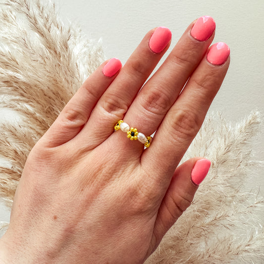 Blumenring mit Sonnenblumen und Süßwasserperlen