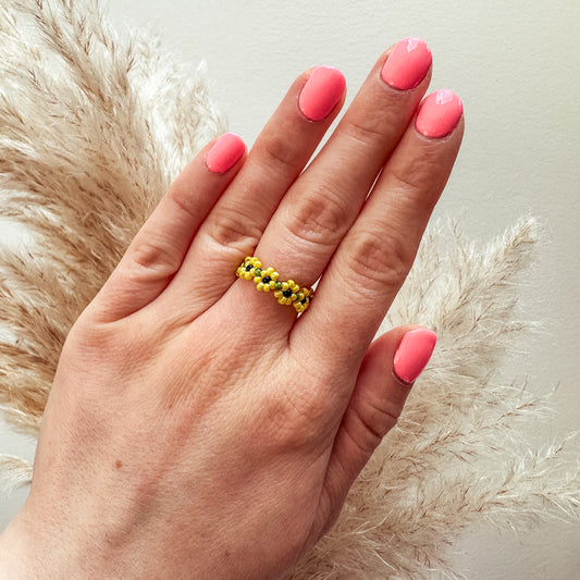 Blumenring aus Glasperlen mit Sonnenblumen