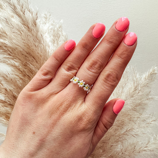 Blumenring aus Glasperlen mit Gänseblümchen