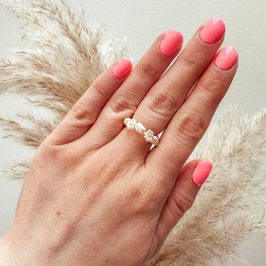 Blumenring mit Gänseblümchen und Süßwasserperlen