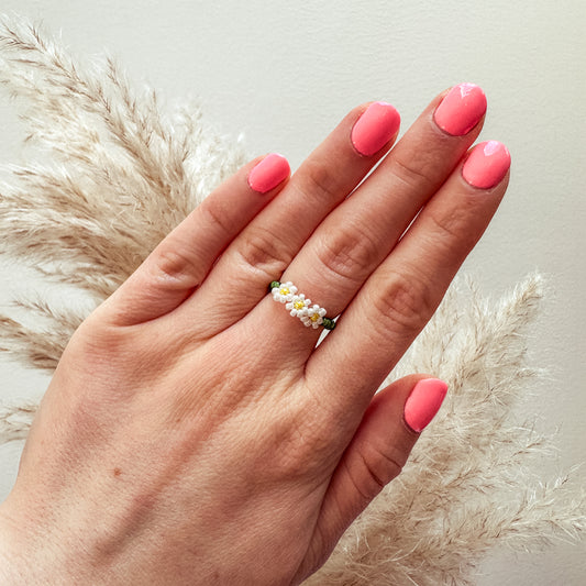 Blumenring aus Glasperlen mit 3 Gänseblümchen