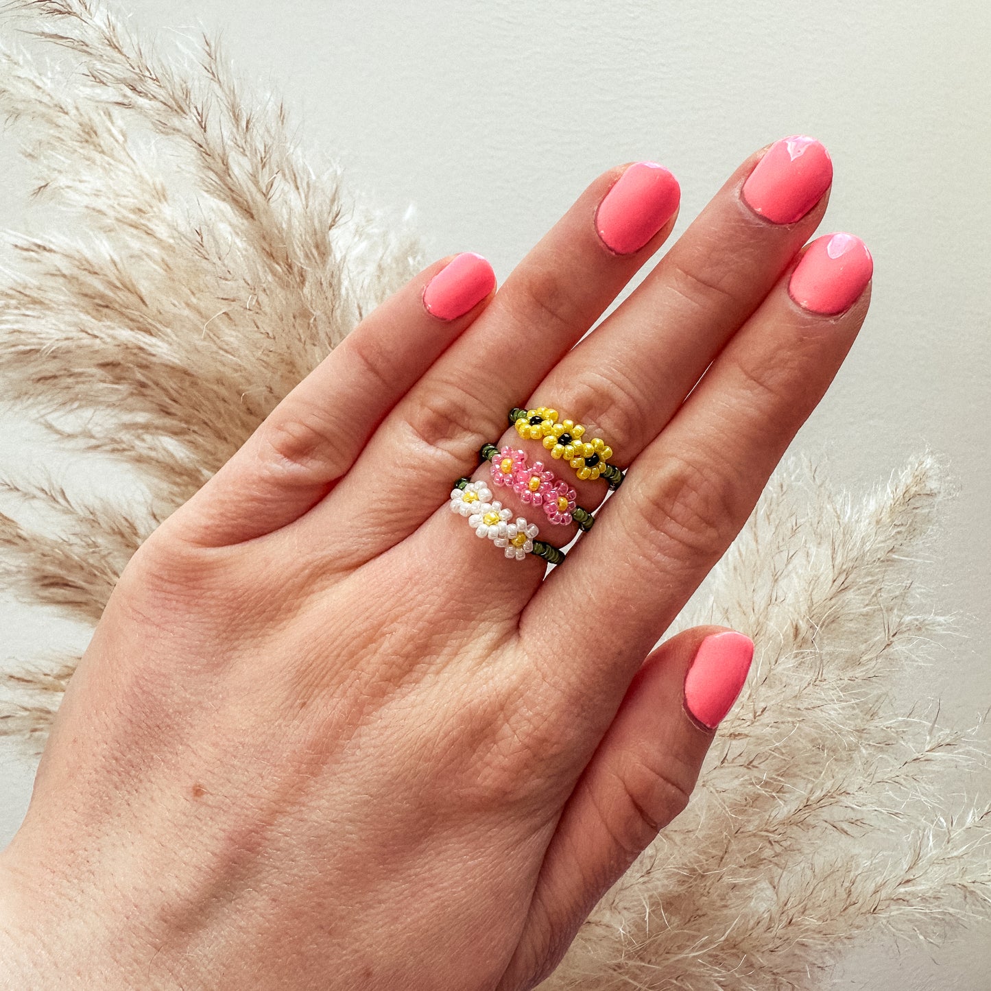 Blumenring "Daisy" aus Glasperlen mit 3 Gänseblümchen