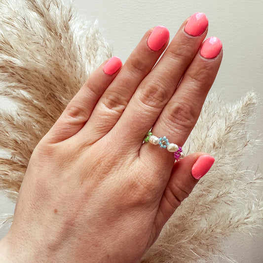 Handgemachter Blumenring "Aurelia" aus Süßwasser- und Glasperlen