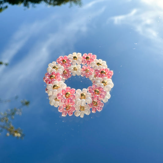 Blumenring "Linnea" aus bunten und weißen Glasperlen