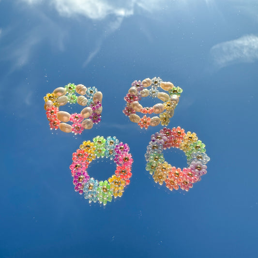 Blumenring "Aurora Pearl" aus Glasperlen und Süßwasserperlen - Regenbogen