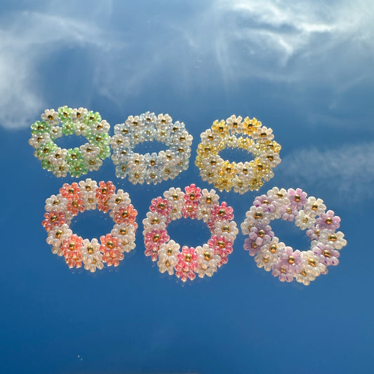 Blumenring "Linnea" aus Glasperlen in Hellblau und Weiß