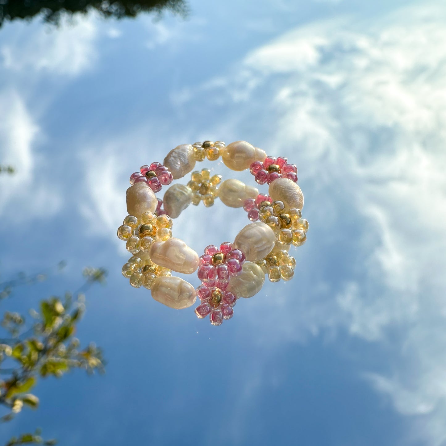 Blumenring "Blossom" aus Süßwasserperlen und Glasperlen in Hellgelb und Rosa