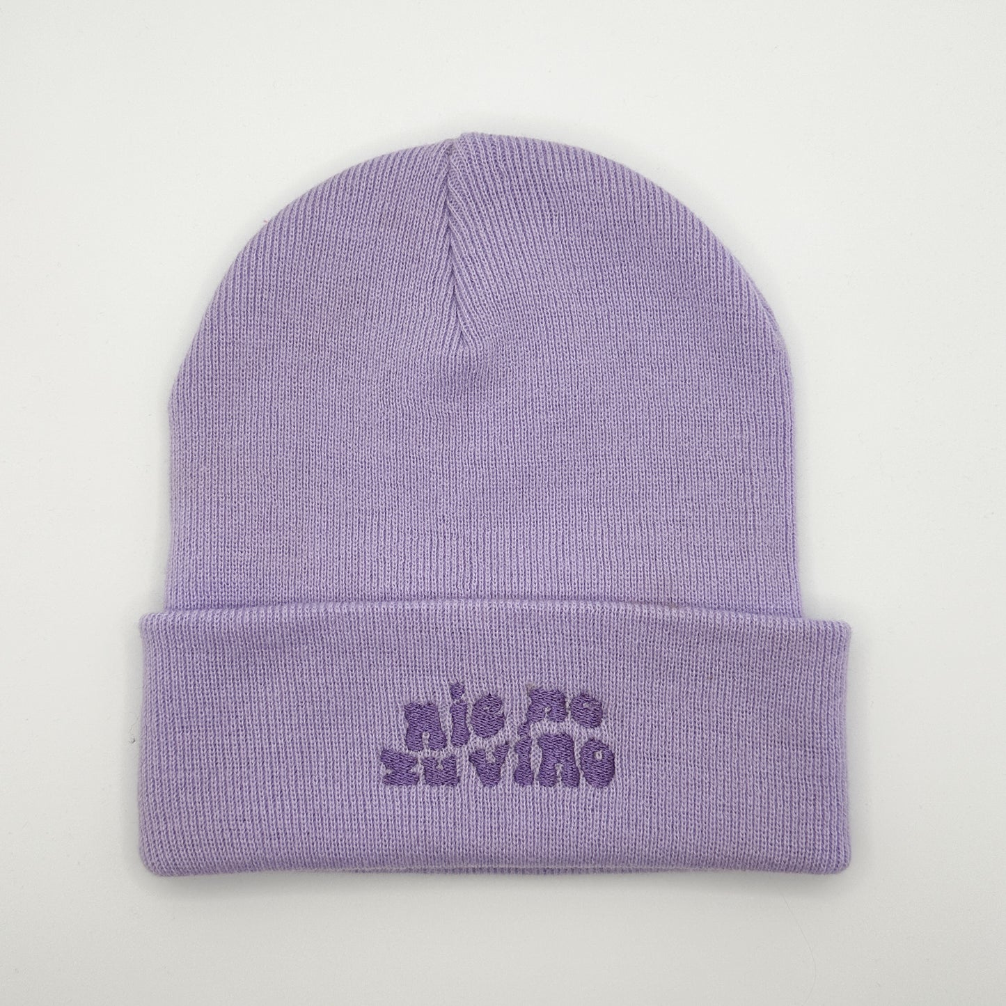 Beanie Mütze in Flieder mit Stick „Nie no zu vino.“