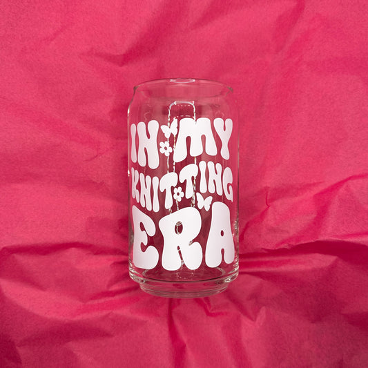 Can Glas mit Druck „In My Knitting Era“