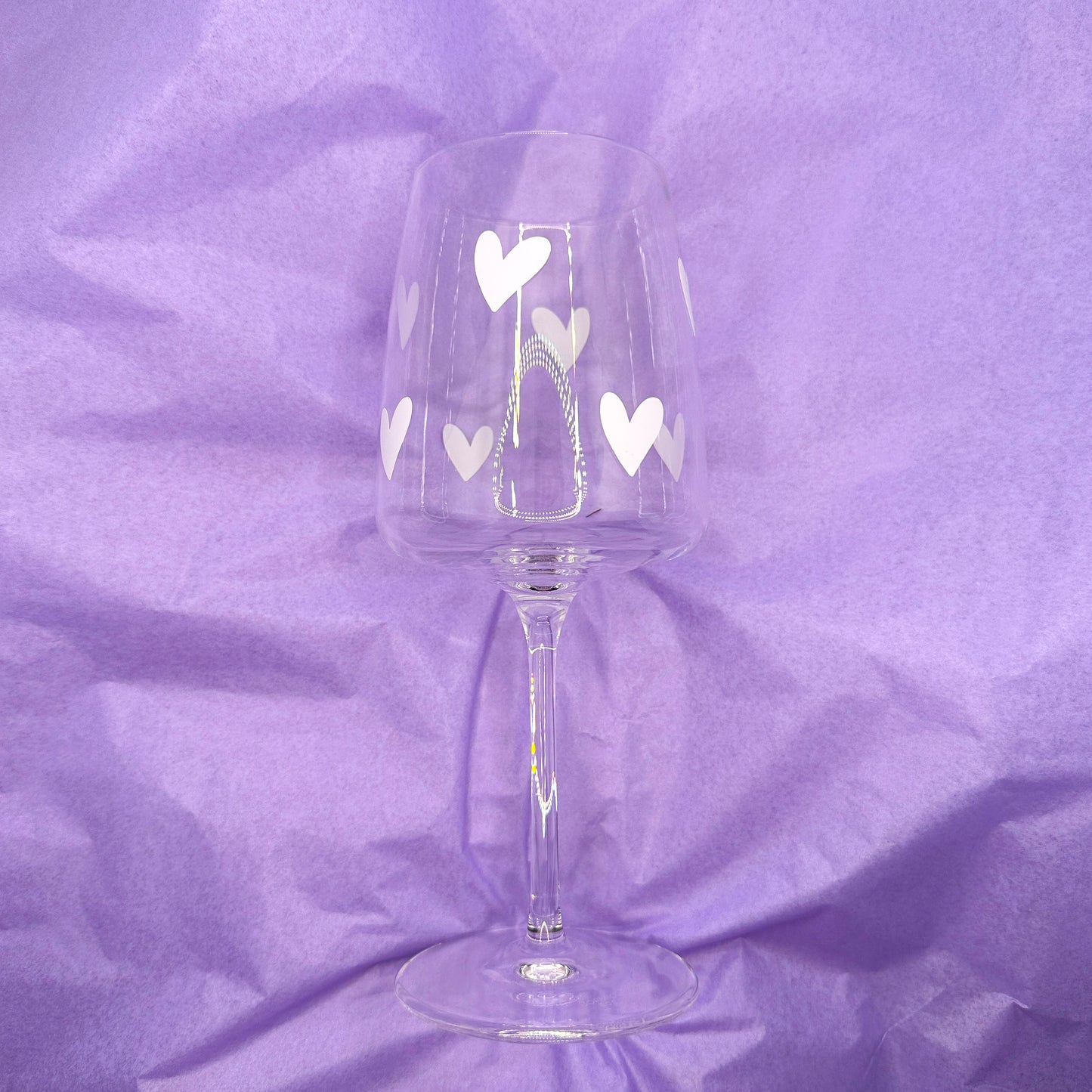 Weinglas mit Druck „Weiße Herzen“