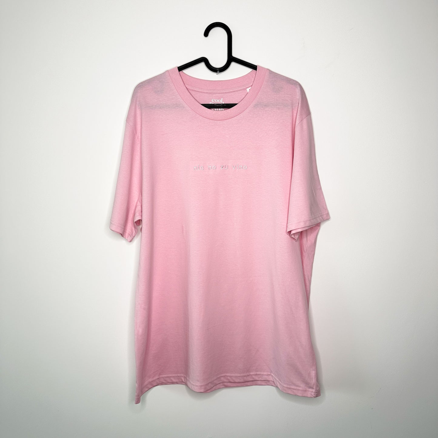 Unisex T-Shirt in Rosa mit Stick „Nie no zu vino“
