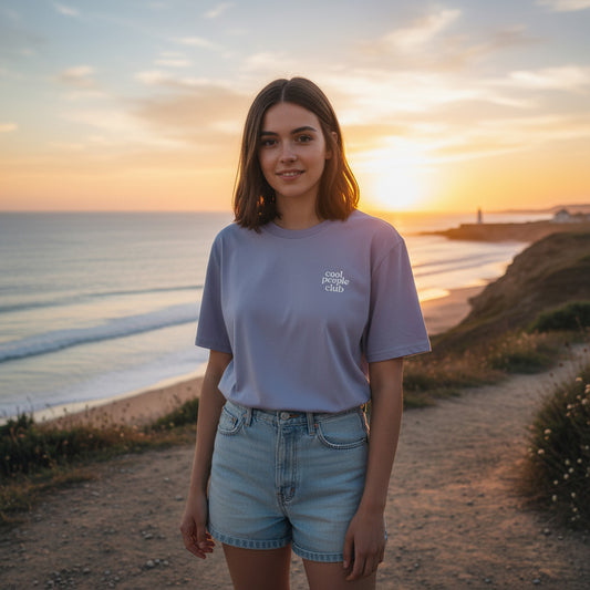 Unisex T-Shirt in Flieder mit Backprint „We all live for the first time“