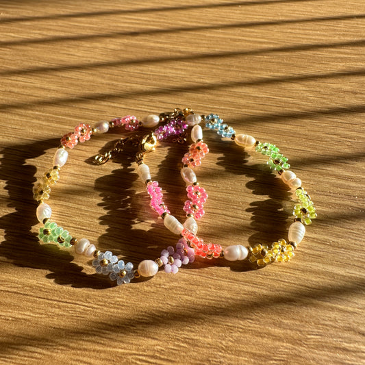 Blumen-Armband "Lia" aus Süßwasserperlen und Glasperlen als Pastell-Regenbogen