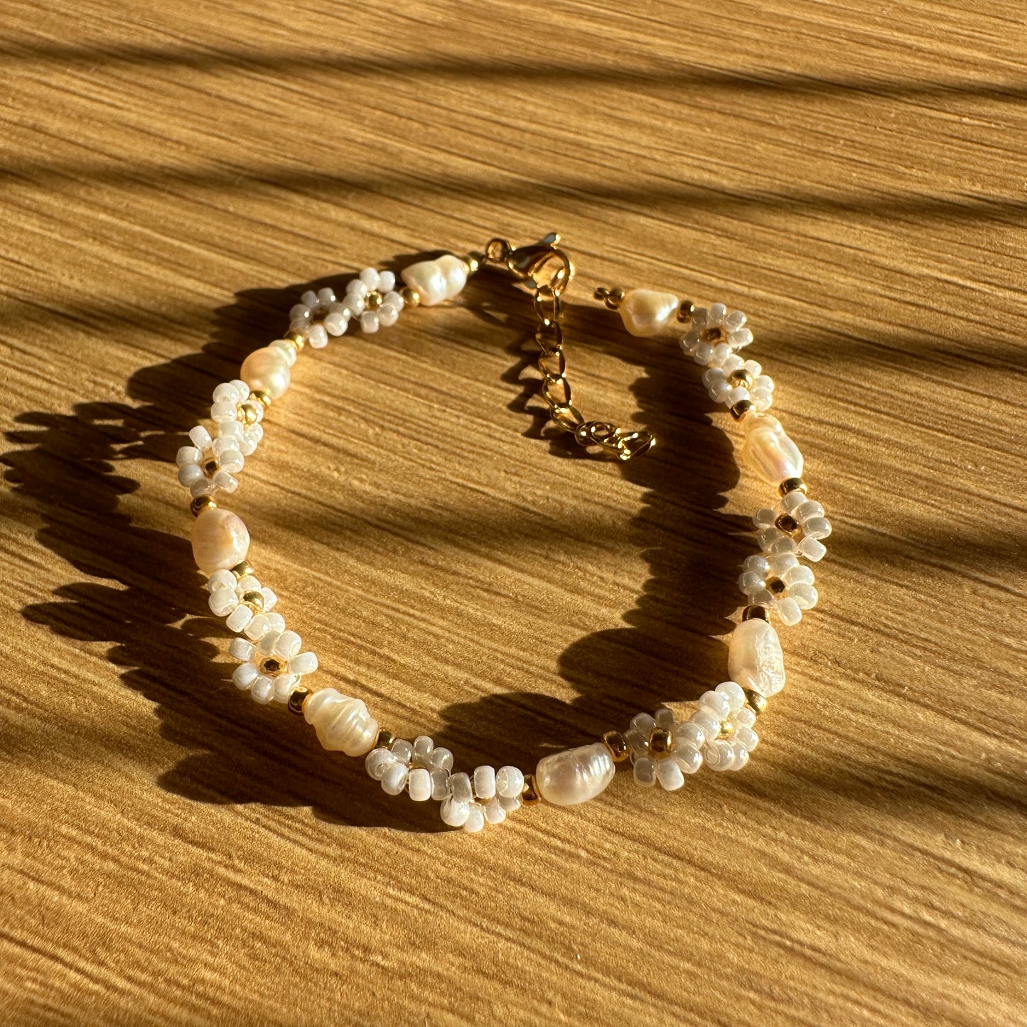 Blumen-Armband "Lia" aus Süßwasserperlen und Glasperlen in Weiß