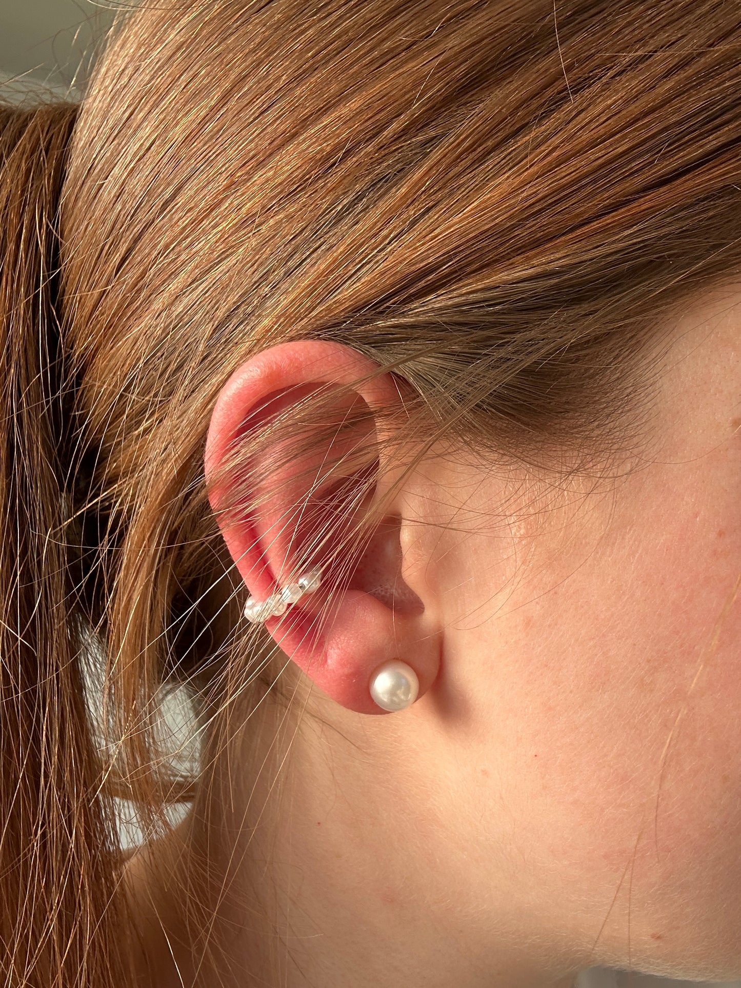 Earcuff "Livia" aus Edelstahl und Kunstperlen in Weiß
