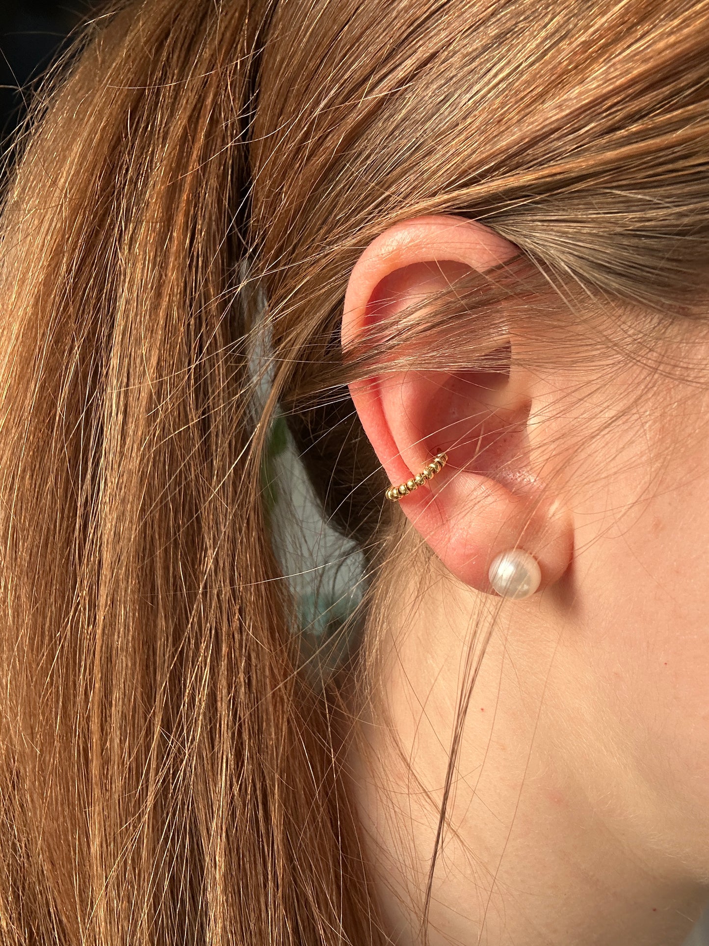 Earcuff "Frieda" aus Edelstahl und Glasperlen in Gold