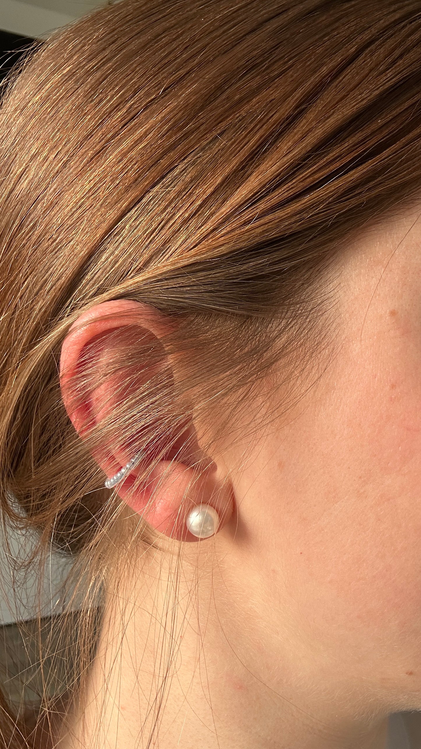 Earcuff "Greta" aus Edelstahl und Glasperlen in Hellblau