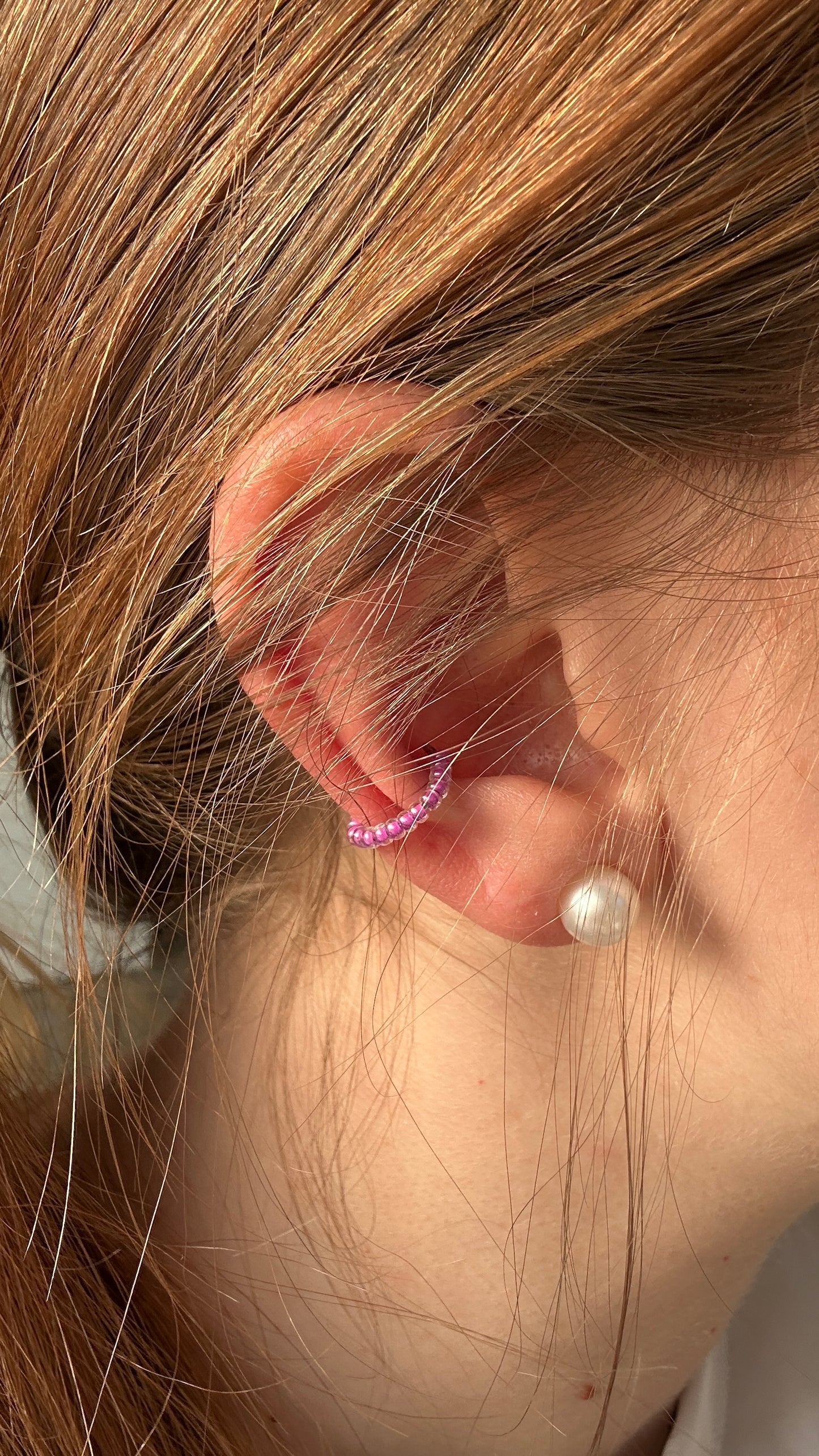Earcuff "Jula" aus Edelstahl und Glasperlen in Lila