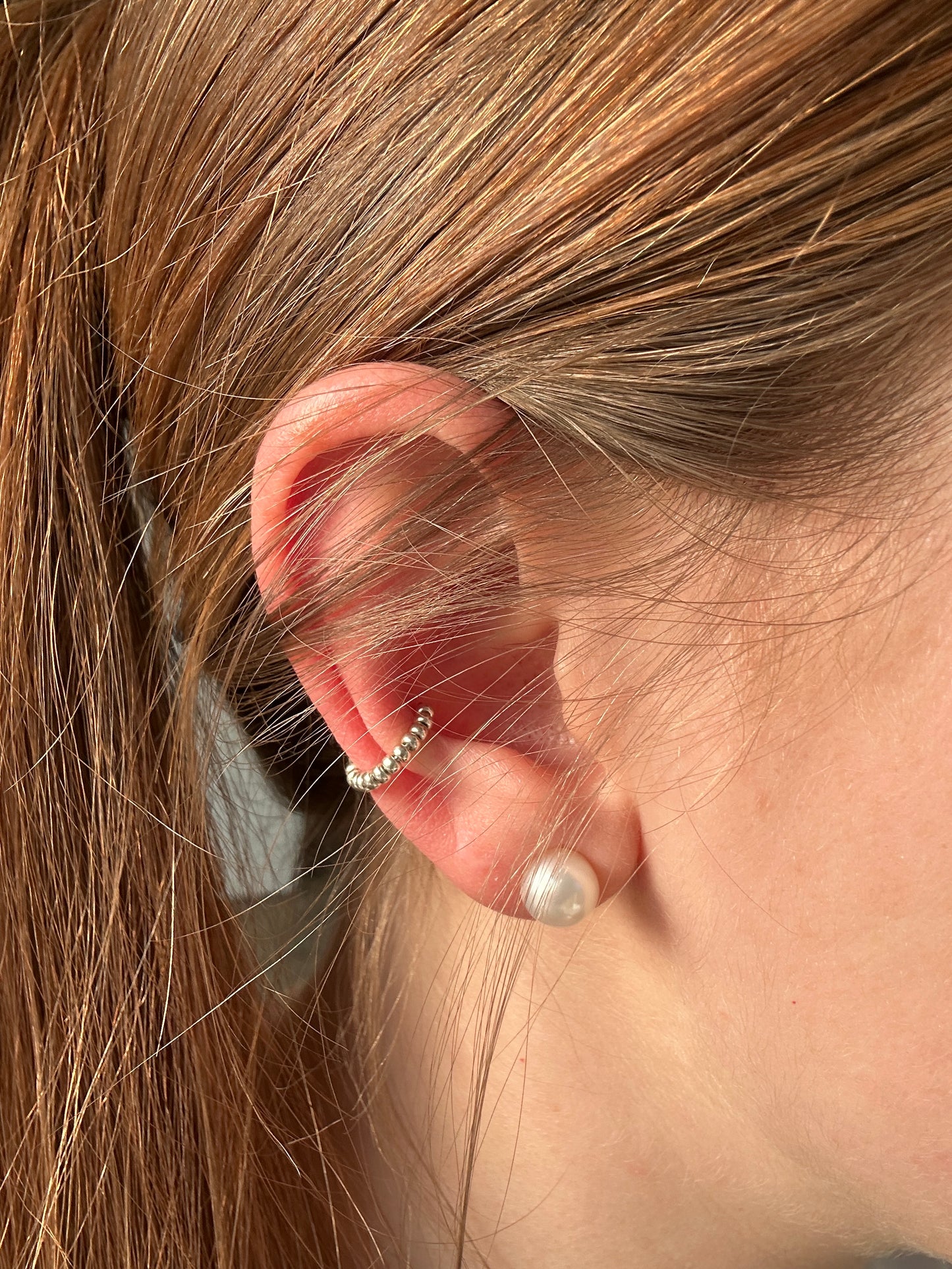 Earcuff "Frieda" aus Edelstahl und Glasperlen in Silber
