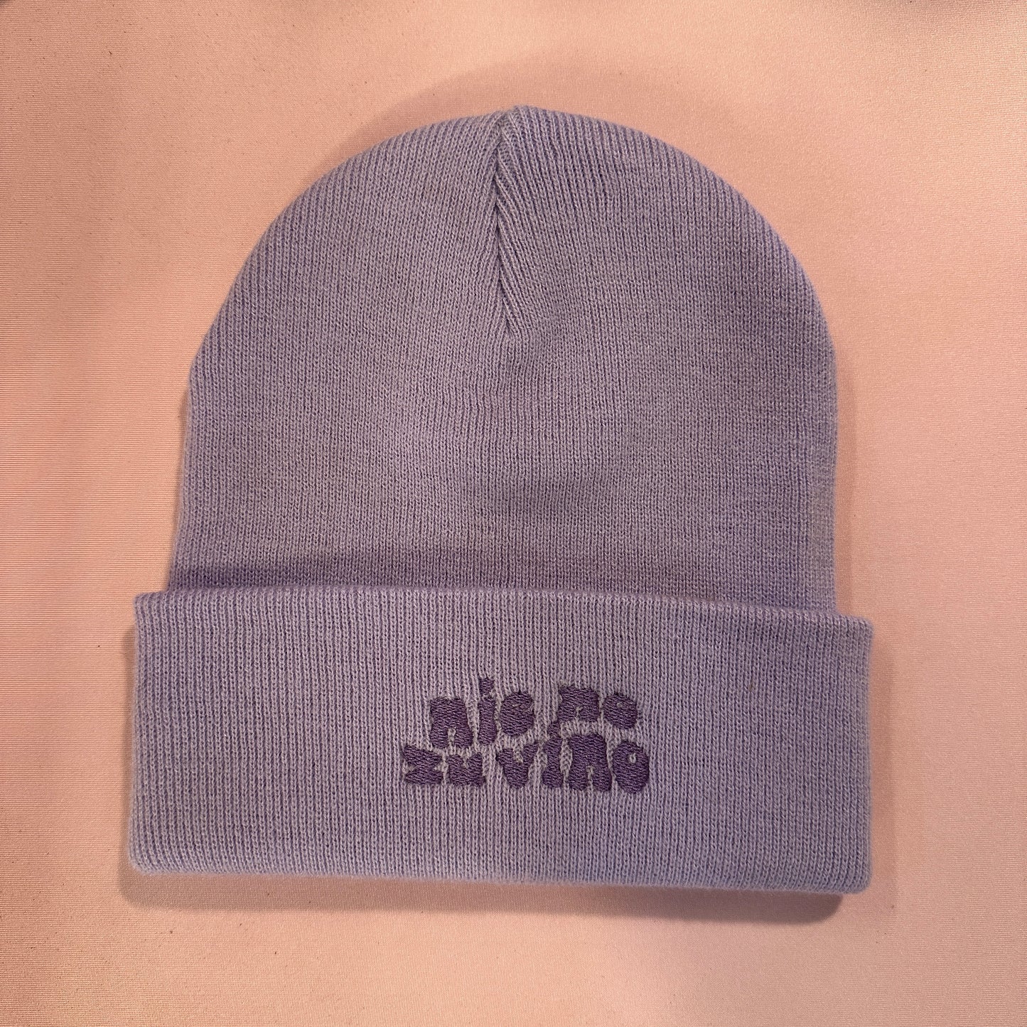 Beanie Mütze in Flieder mit Stick „Nie no zu vino.“