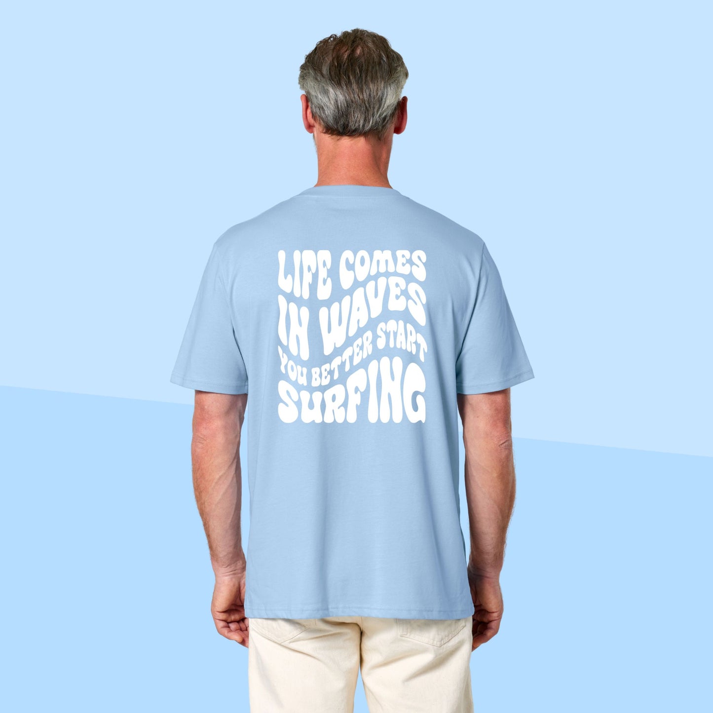 Life comes in waves you better start surfing – Unisex T-Shirt aus Bio-Baumwolle mit Backprint