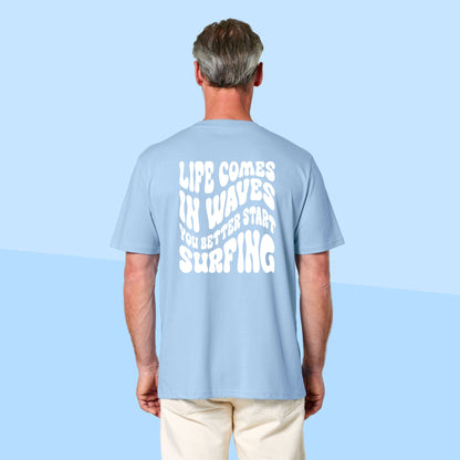 Life comes in waves you better start surfing – Unisex T-Shirt aus Bio-Baumwolle mit Backprint