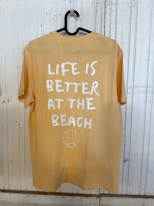 Unisex T-Shirt in Gelb mit Backprint „Life is better at the beach“