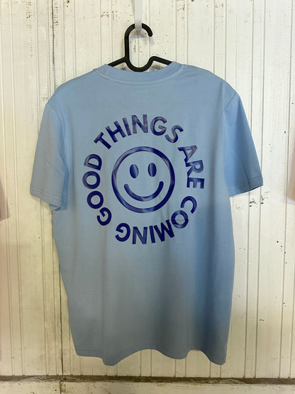 Unisex T-Shirt in Blau mit Backprint „Good things are coming“