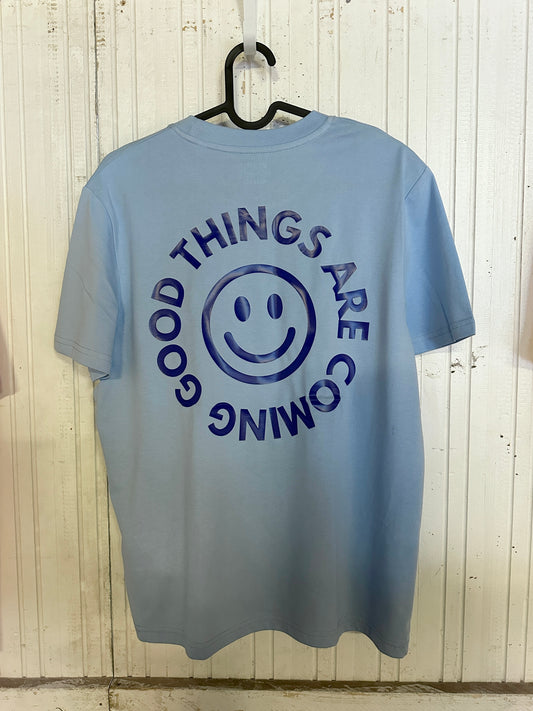 Unisex T-Shirt in Blau mit Backprint „Good things are coming“