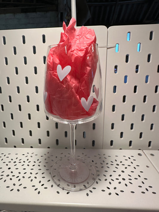 Weinglas mit Druck „Weiße Herzen“
